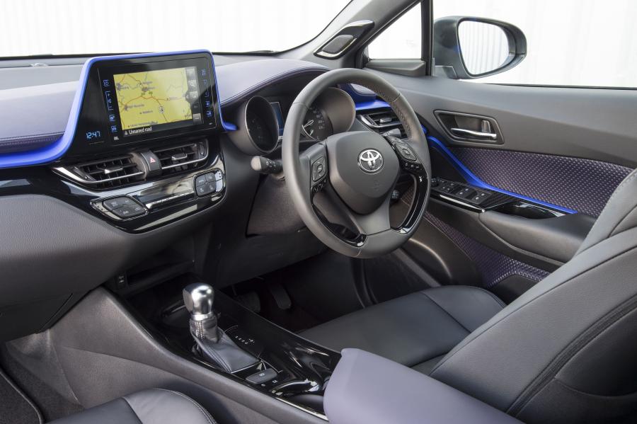 Интерьер Toyota C-HR 2016 года  (UK) (фото 28 из 32)